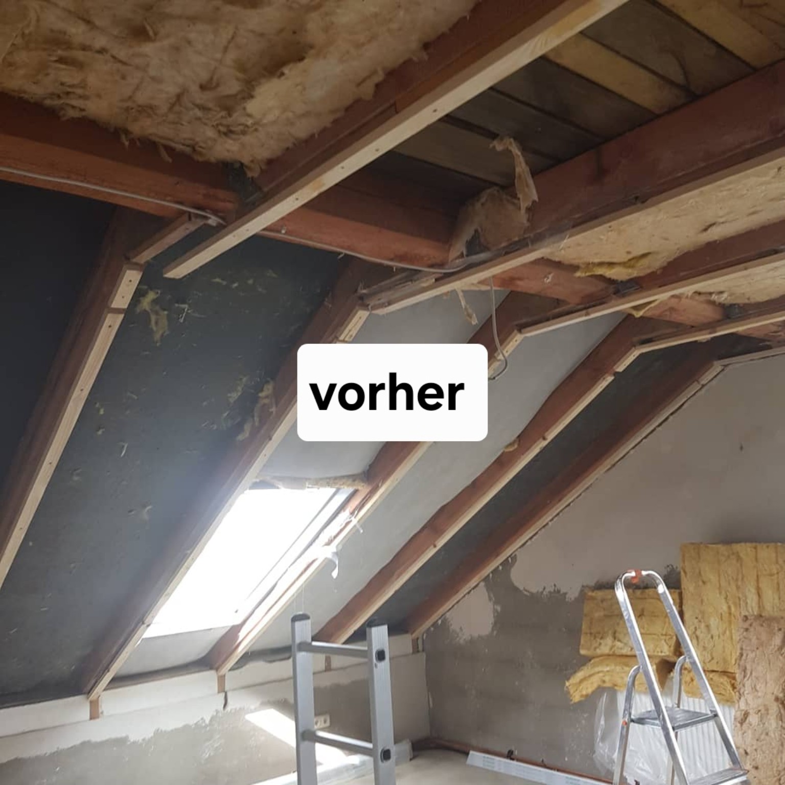 Dachgeschoss mit offenem Dachstuhl vor dem Ausbau