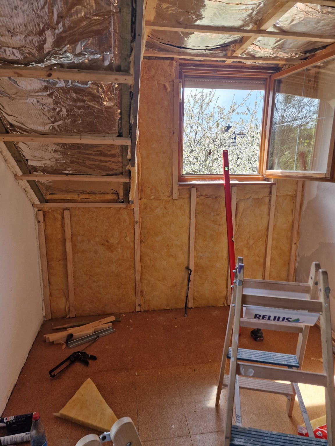 Dachzimmer mit Dämmung und offener Unterkonstruktion