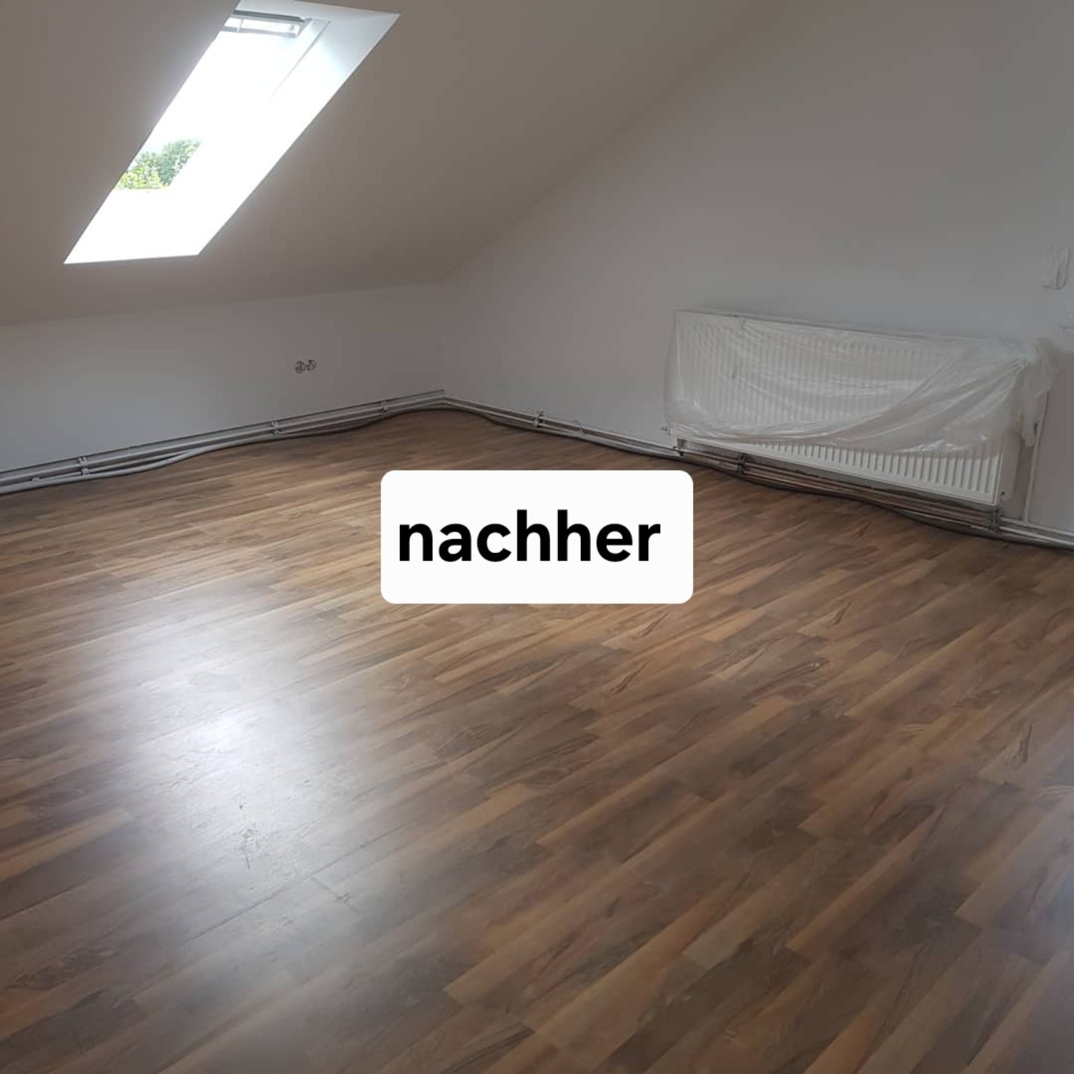 Ausgebautes Dachgeschoss mit hellen Wänden und Bodenbelag