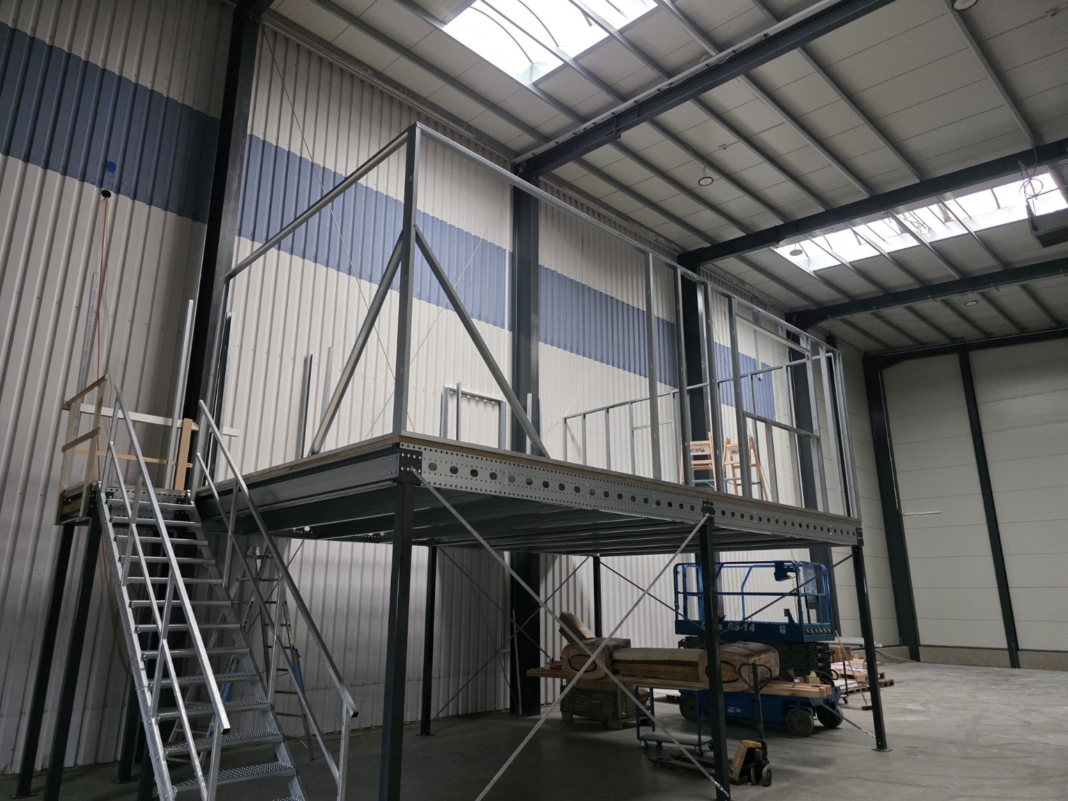 Stahlplattform mit Treppe vor der Beplankung