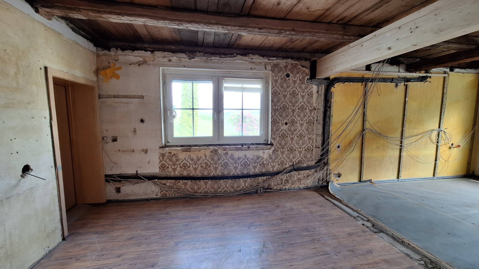 Wand und Fensterbereich vor dem Innenausbau
