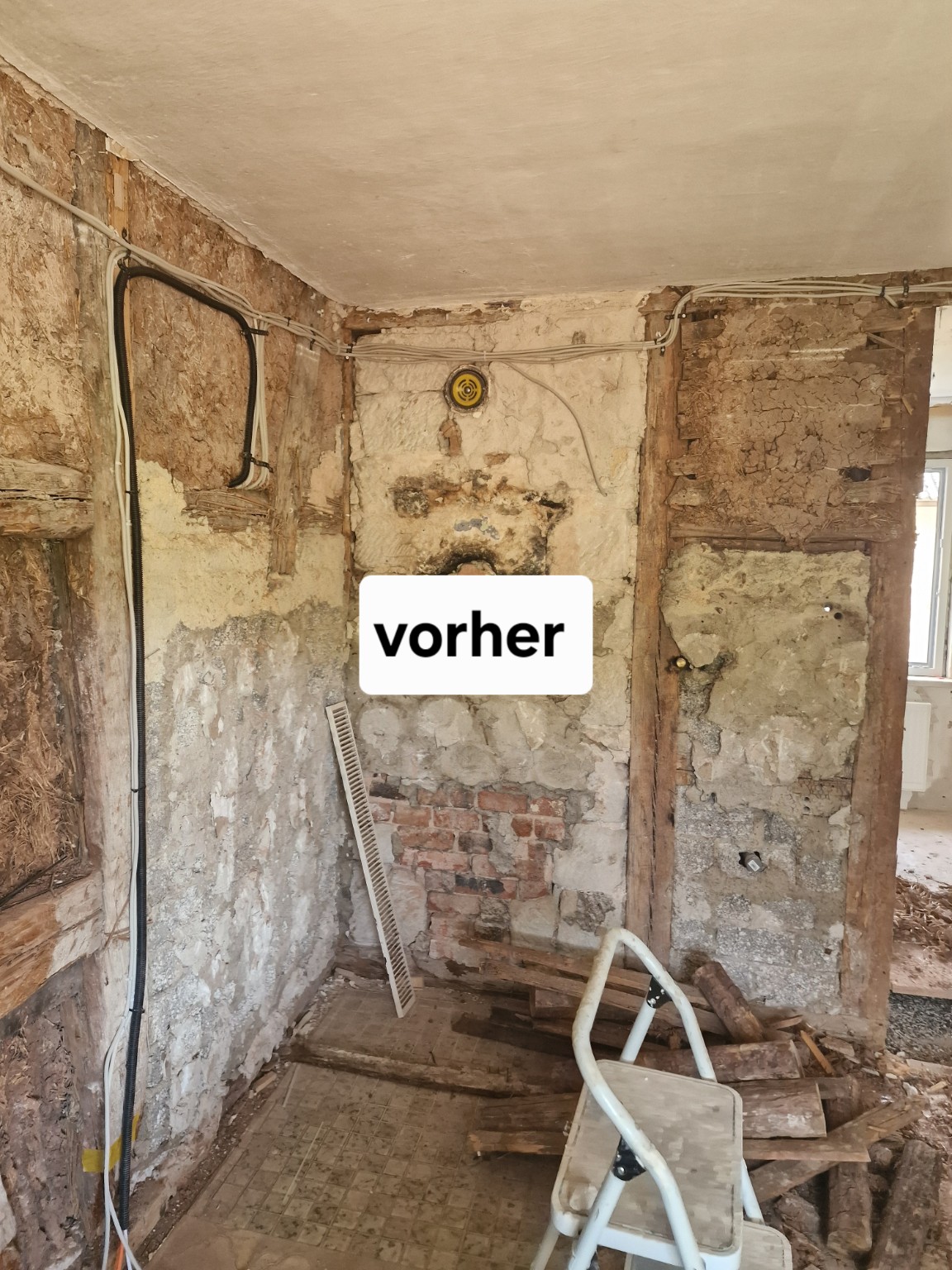 Alte Wand mit freigelegtem Fachwerk vor der Renovierung
