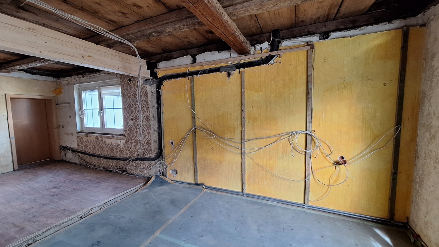 Wandfläche mit offener Installation vor der Beplankung