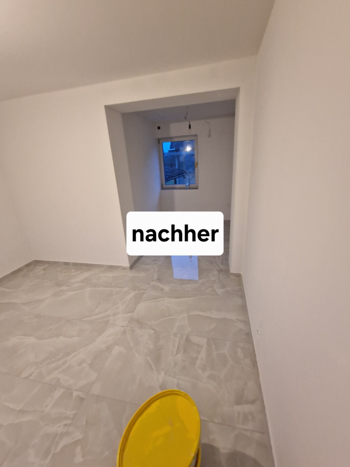 Renovierter Raum mit weißen Wänden und hellem Boden