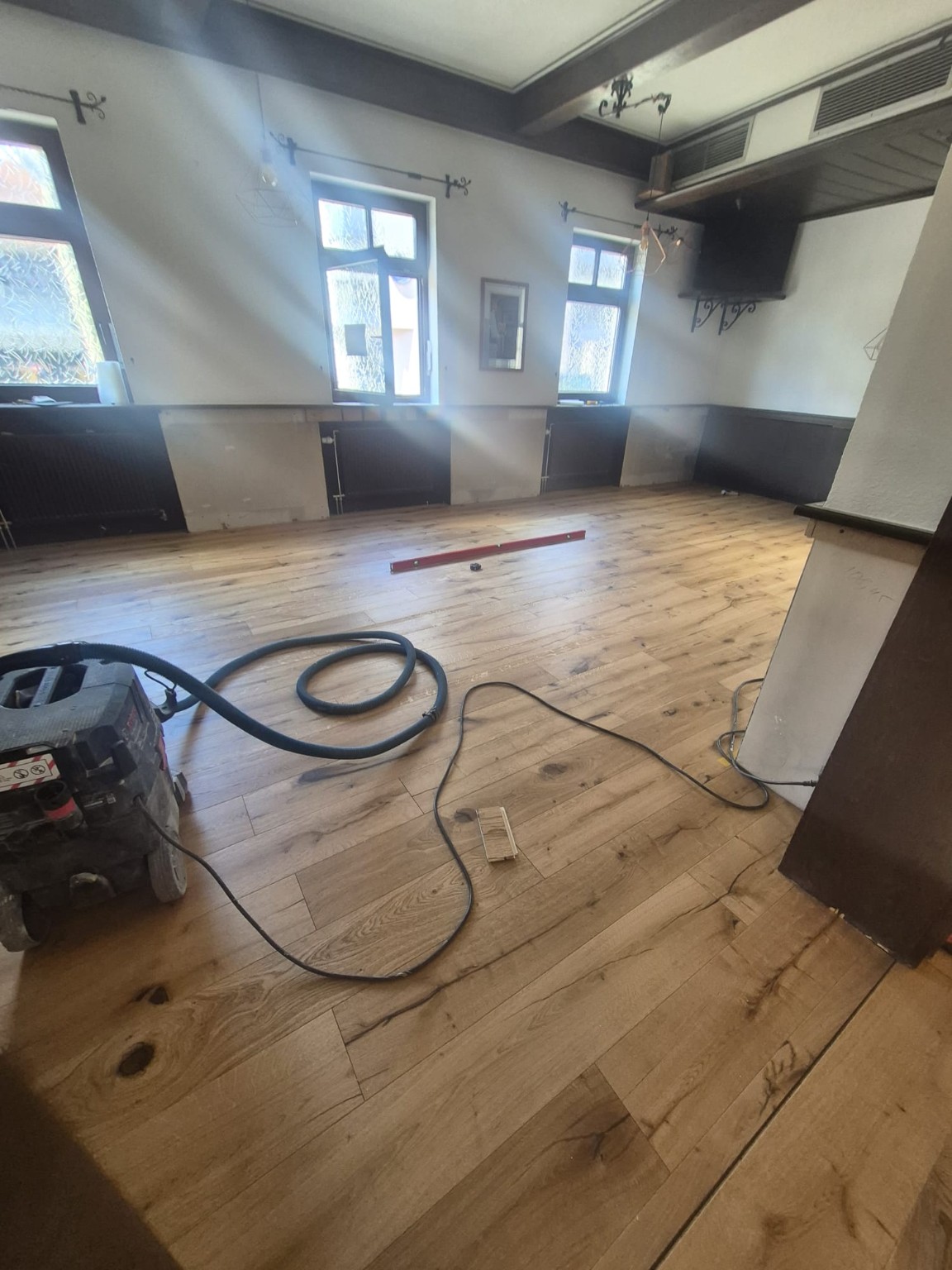 Neuer Holzboden während der Verlegung