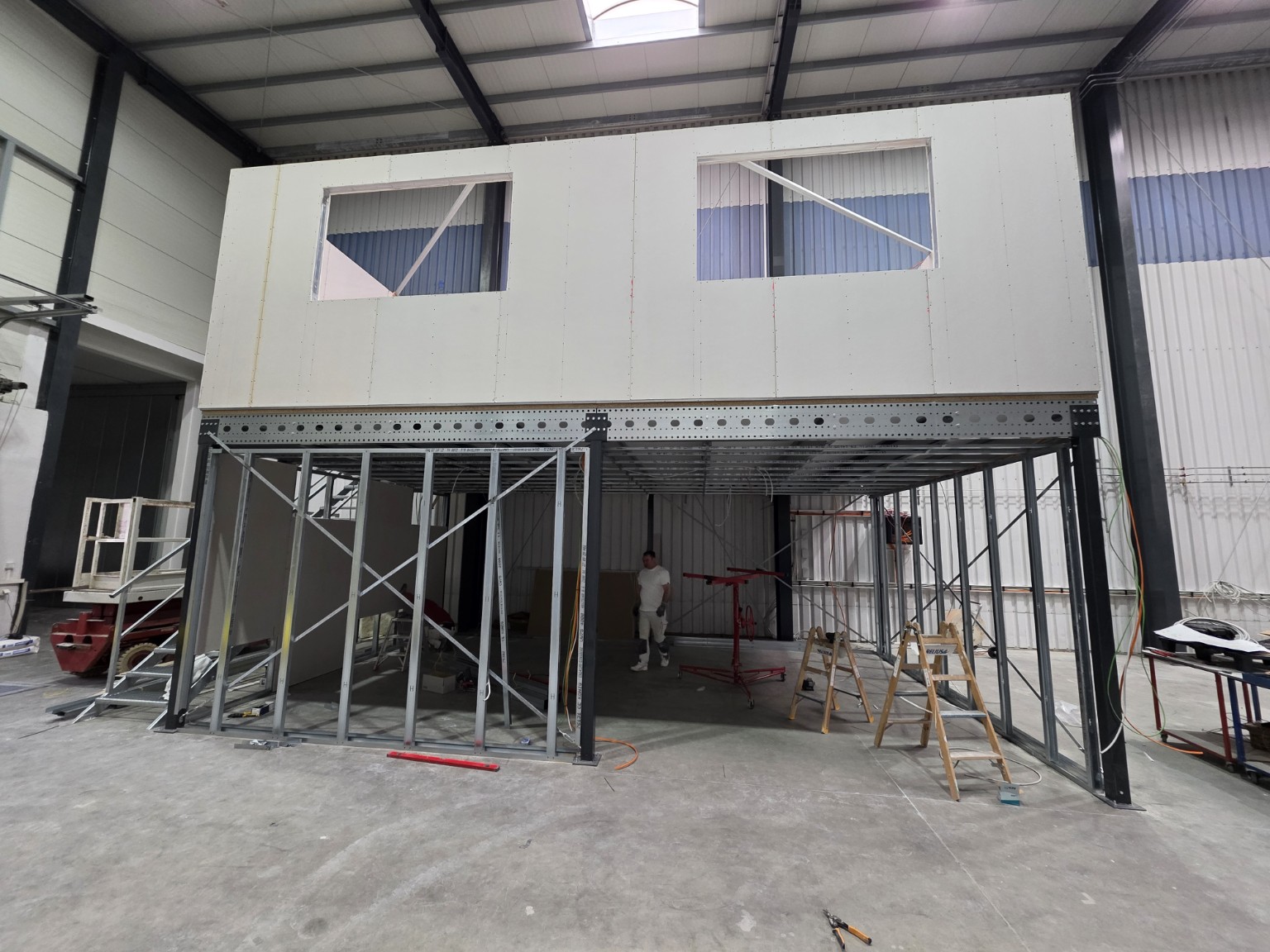 Ausgebauter Raum mit Fenstern auf der Stahlplattform