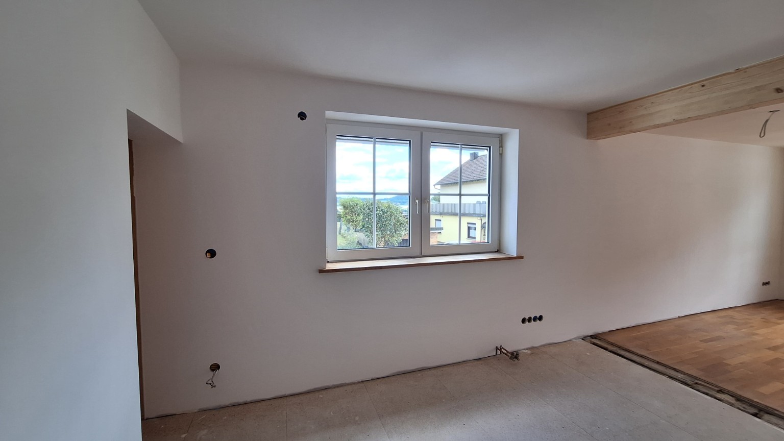 Neue Wandoberfläche und Fensterlaibung nach dem Innenausbau