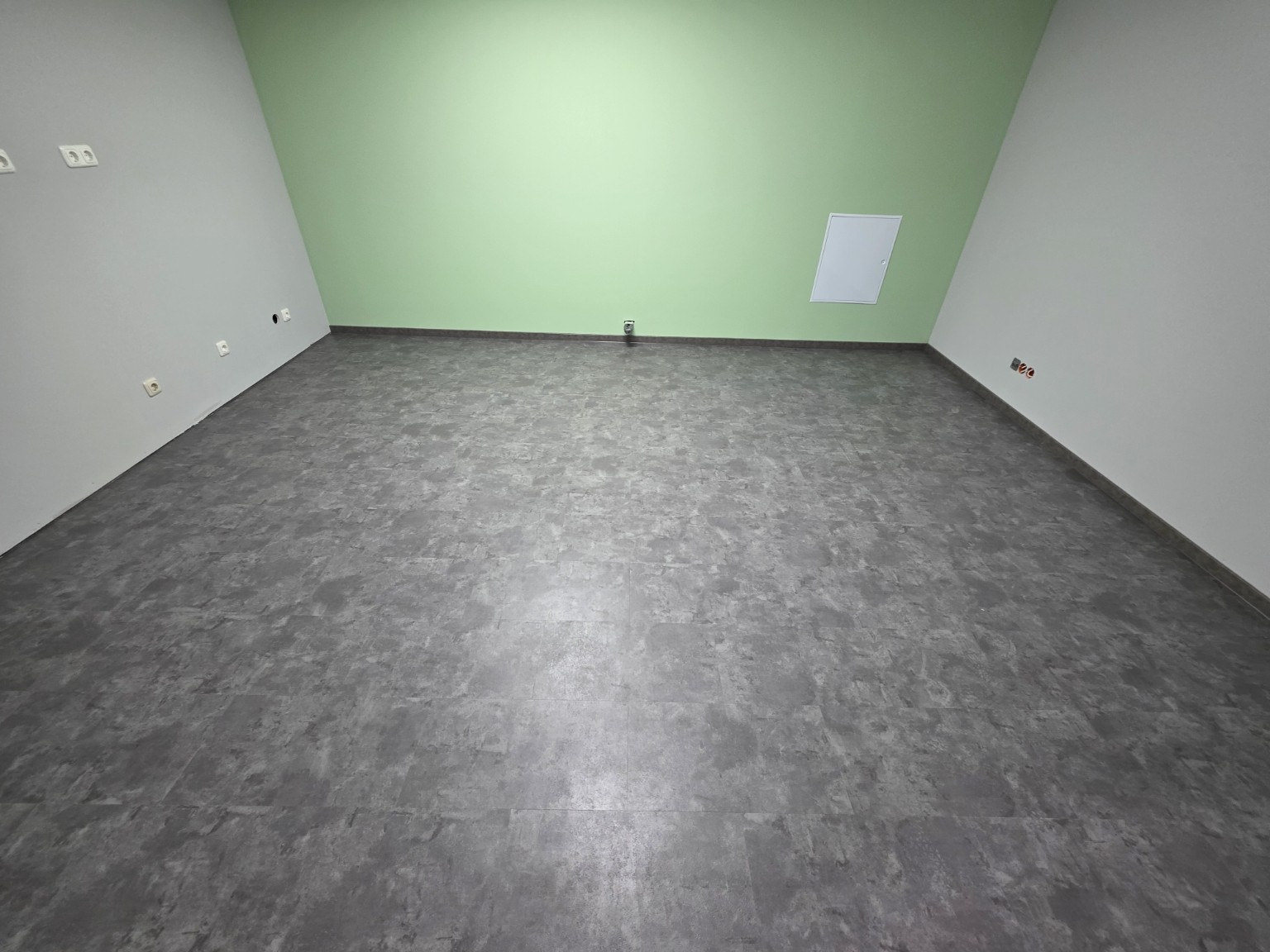 Einbau einer Innentürzarge im Hallenraum
