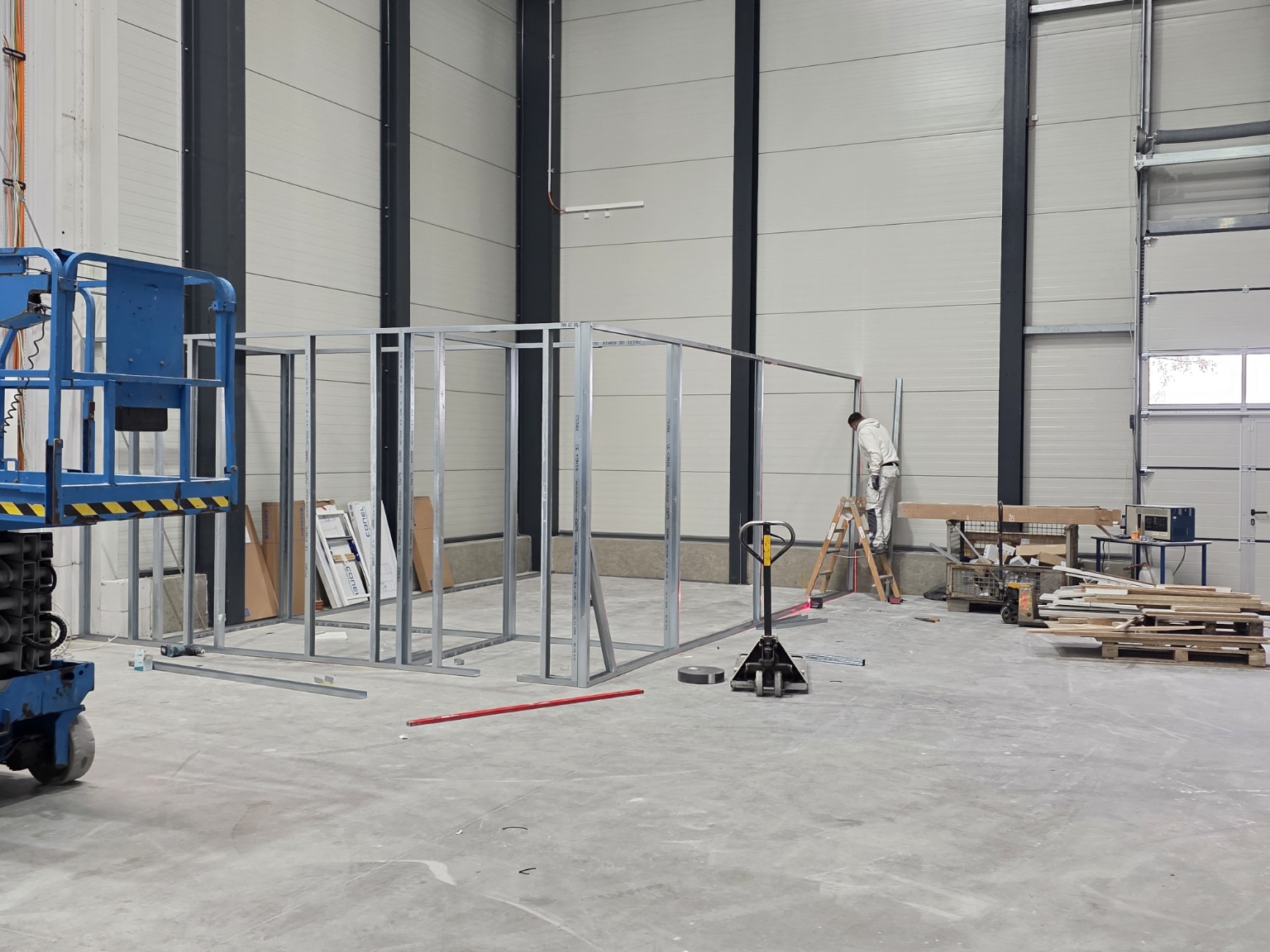 Metallständerwerk für weitere Trennwände am Hallenboden